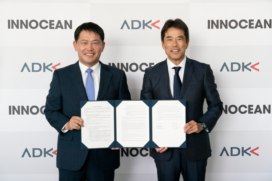 이용우(왼쪽) 이노션 대표이사와 토시야 오야마 ADK 대표이사가 전략적 협업을 위한 양해각서(MOU)를 체결한 뒤 기념사진을 찍고 있다. 이노션 제공