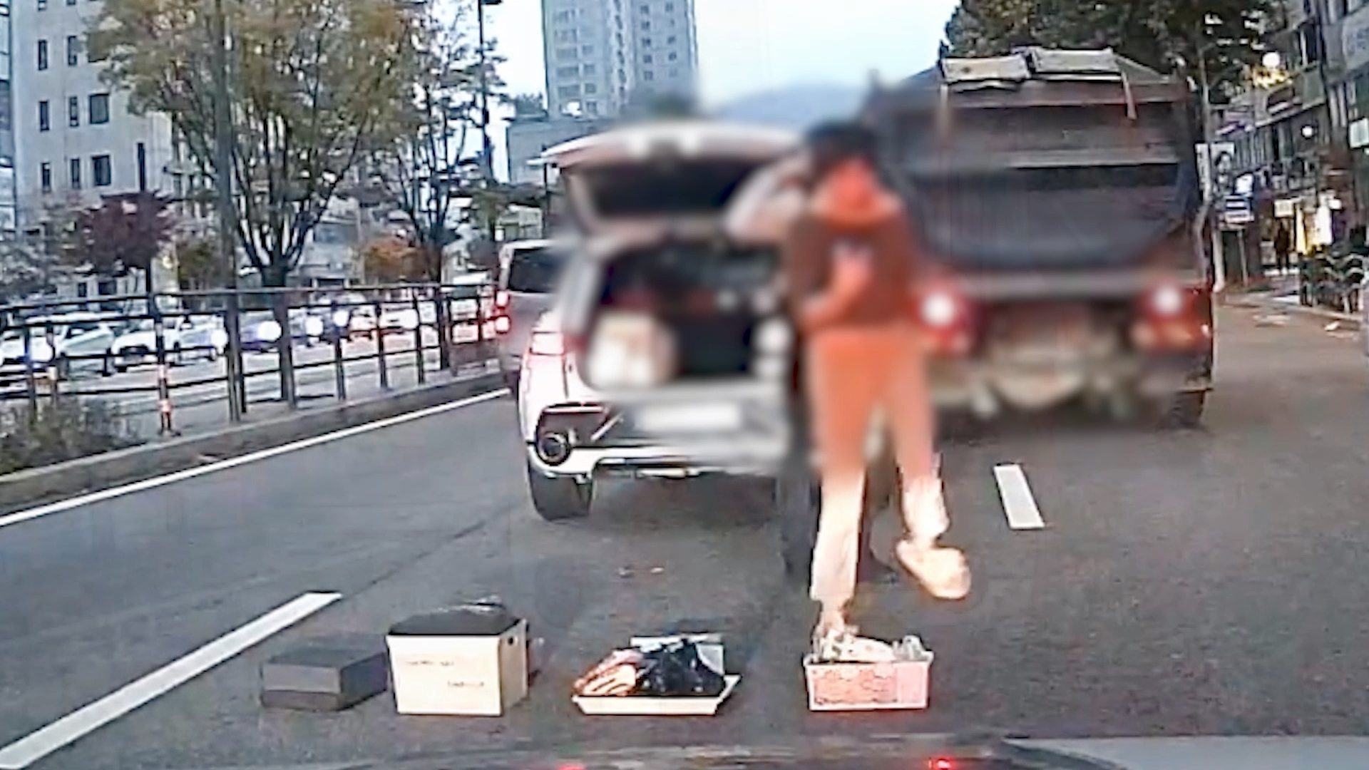 서울 서초구의 한 도로에서 접촉사고를 낸 뒤 트렁크 속 물건을 도로 위에 늘어놓고 뛰어다니는 등 이상행동을 하는 운전자. 이 운전자는 마약 간이시약 검사 결과 양성으로 나타났다. 
서울경찰청 제공
