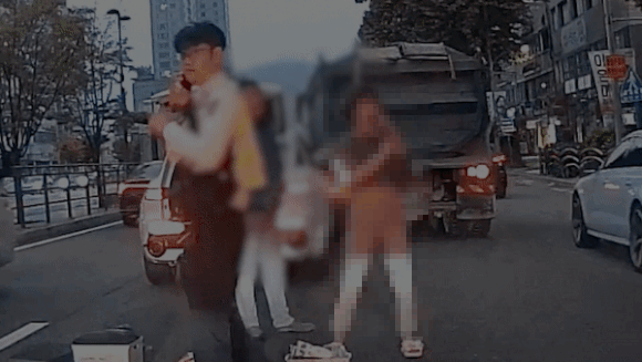 서울 서초구의 한 도로에서 접촉사고를 낸 뒤 춤을 추는 등 이상행동을 하는 운전자. 이 운전자는 마약 간이시약 검사 결과 양성으로 나타났다. 
서울경찰청 제공