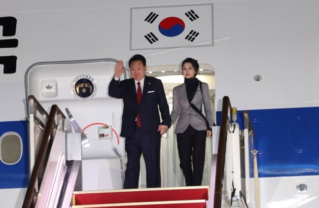 윤석열 대통령은 20일(현지시간) 영국 런던에 도착해 3박 4일간의 국빈 방문 일정에 들어갔다. 연합뉴스