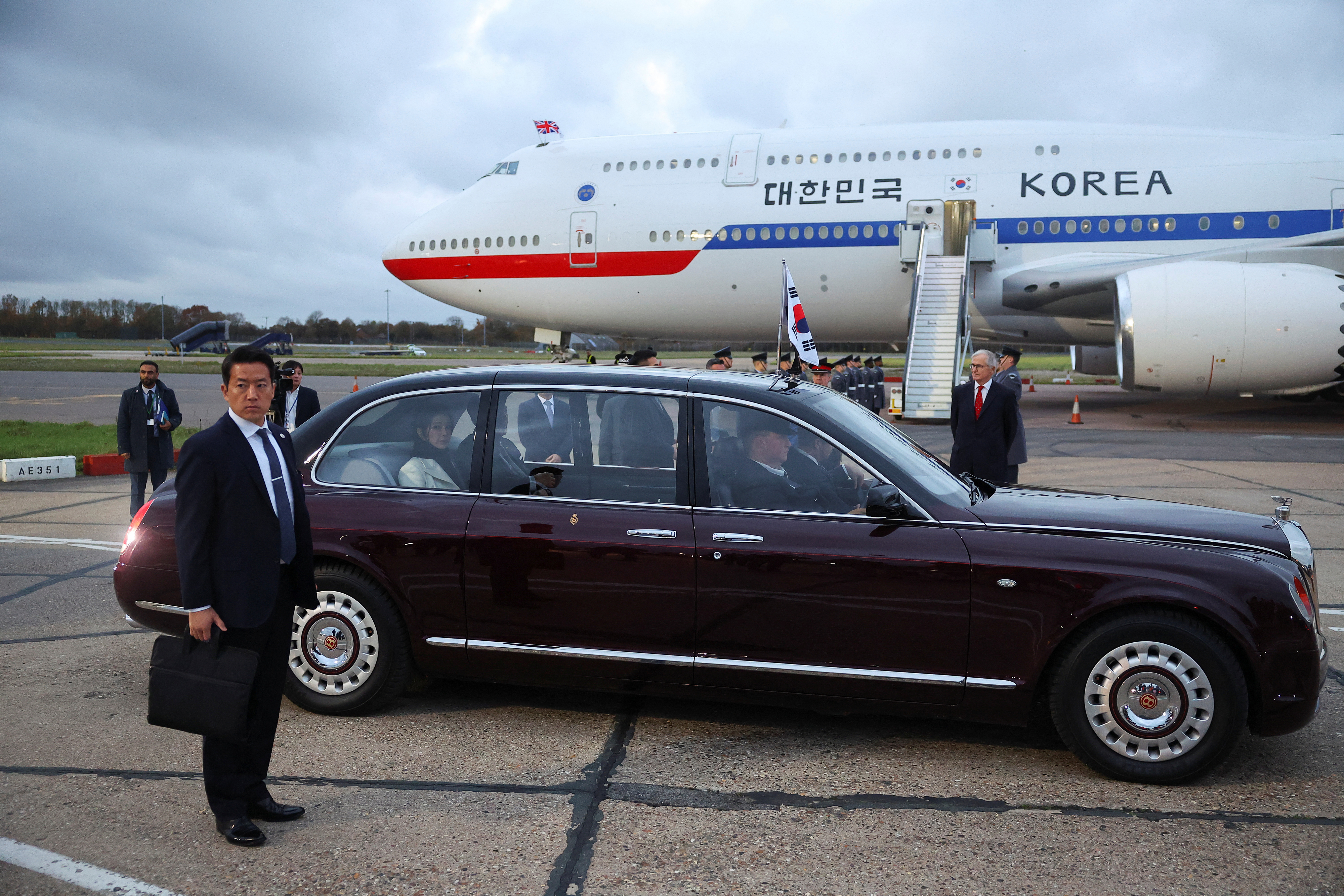 영국을 국빈 방문하는 윤석열 대통령과 부인 김건희 여사가 20일(현지시간) 런던 스탠스테드 공항에 전용기인 공군 1호기편으로 도착해 영국측에서 준비한 의전차량을 타고 이동하고 있다. 2023.11.21 로이터