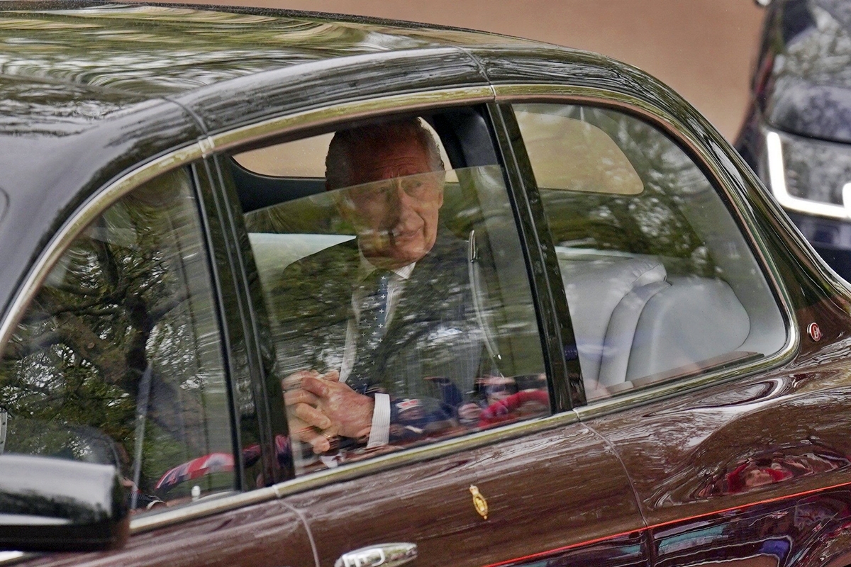찰스3세 국왕이 영국 런던 버킹엄 궁전에서 열리는 대관식을 위해 벤틀리 스테이트 리무진차량에 탑승해 있다.