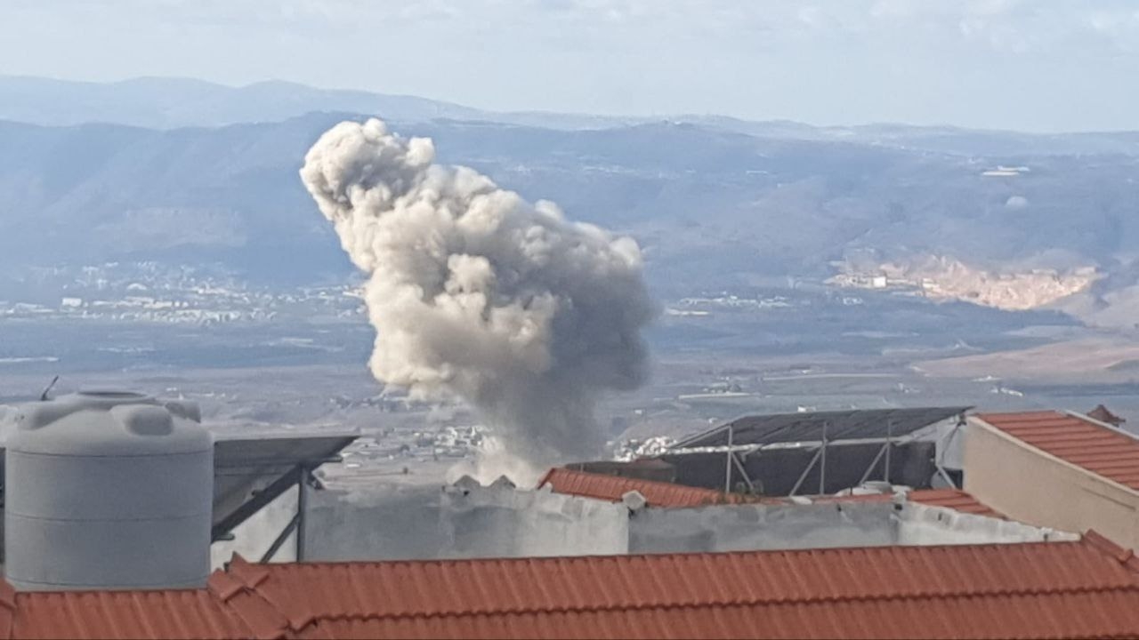 21일(현지시간) 이스라엘군 공습으로 레바논 국경 마을에서 검은 연기가 솟구치고 있다. 2023.11.21. 알 자르마크