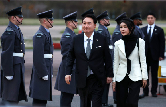 영국을 국빈 방문하는 윤석열 대통령과 부인 김건희 여사가 20일(현지시간) 런던 스탠스테드 공항에 도착, 전용기인 공군 1호기에서 내린 뒤 차량으로 향하고 있다. 2023.11.21  연합뉴스