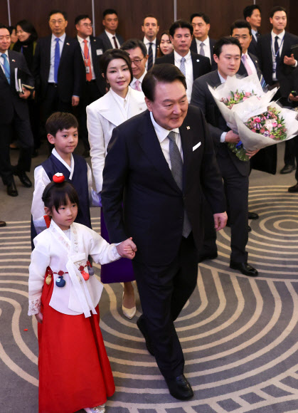 영국을 국빈 방문한 윤석열 대통령과 부인 김건희 여사가 20일(현지시간) 런던의 한 호텔에서 열린 동포 만찬 간담회에 화동과 함께 입장하고 있다. 2023.11.21  공동취재