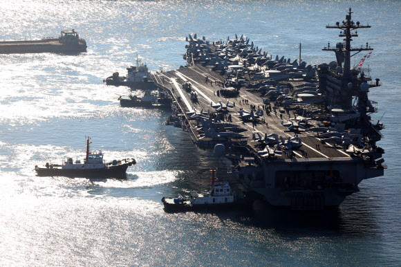 미국의 핵(원자력) 추진 항공모함 칼빈슨함(CVN)이 북한의 군사정찰위성 3차 발사 예고 기간을 하루 앞둔 21일 부산작전기지에 입항하고 있다. 미 해군 제1항모강습단의 항공모함인 칼빈슨함이 한국을 찾은 것은 북한의 핵?미사일 위협에 대응해 한미 연합방위태세를 강화하는 차원에서 이뤄졌다.   칼빈슨함은 니미츠급 원자력 추진 항공모함으로 길이 333m, 폭 76.4m 규모다. 이 항모에는 슈퍼호넷 전투기(F/A-18), 호크아이 조기경보기(E-2C), 대잠수함기(S-3A) 등이 탑재된 것으로 알려졌다. 2023.11.21  연합뉴스