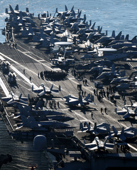 미국의 핵(원자력) 추진 항공모함 칼빈슨함(CVN)이 북한의 군사정찰위성 3차 발사 예고 기간을 하루 앞둔 21일 부산작전기지에 입항하고 있다. 미 해군 제1항모강습단의 항공모함인 칼빈슨함이 한국을 찾은 것은 북한의 핵?미사일 위협에 대응해 한미 연합방위태세를 강화하는 차원에서 이뤄졌다.   칼빈슨함은 니미츠급 원자력 추진 항공모함으로 길이 333m, 폭 76.4m 규모다. 이 항모에는 슈퍼호넷 전투기(F/A-18), 호크아이 조기경보기(E-2C), 대잠수함기(S-3A) 등이 탑재된 것으로 알려졌다. 2023.11.21  연합뉴스