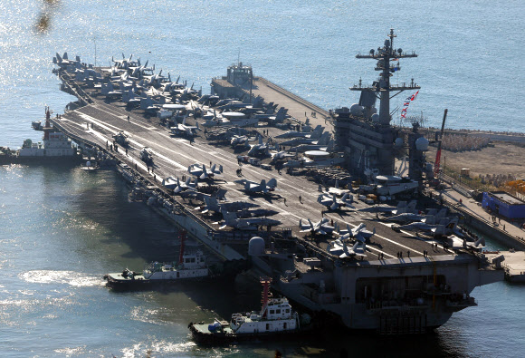미국의 핵(원자력) 추진 항공모함 칼빈슨함(CVN)이 북한의 군사정찰위성 3차 발사 예고 기간을 하루 앞둔 21일 부산작전기지에 입항하고 있다. 미 해군 제1항모강습단의 항공모함인 칼빈슨함이 한국을 찾은 것은 북한의 핵?미사일 위협에 대응해 한미 연합방위태세를 강화하는 차원에서 이뤄졌다. 칼빈슨함은 니미츠급 원자력 추진 항공모함으로 길이 333m, 폭 76.4m 규모다. 이 항모에는 슈퍼호넷 전투기(F/A-18), 호크아이 조기경보기(E-2C), 대잠수함기(S-3A) 등이 탑재된 것으로 알려졌다. 2023.11.21  연합뉴스