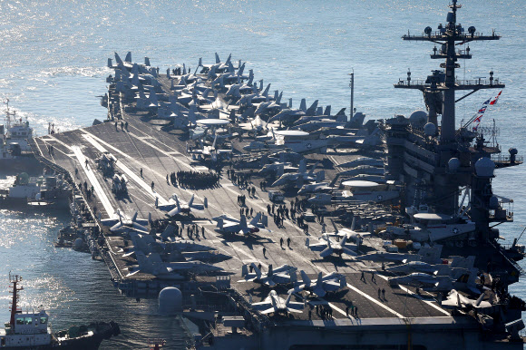 미국 해군 핵 추진 항공모함 칼빈슨함이 21일 오전 부산항에 입항하고 있다. 2023.11.21  연합뉴스