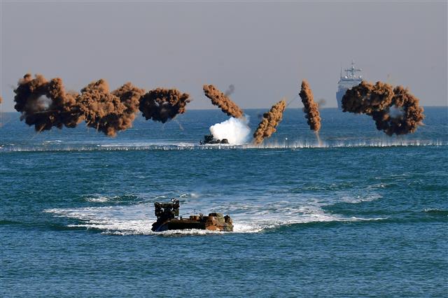 21일 경북 포항시 남구 도구해안에서 실시된 2023호국합동상륙훈련에서 해병대 상륙돌격장갑차(KAAV) 부대가 적 해안으로 돌격하고 있다.2023.11.21 뉴스1