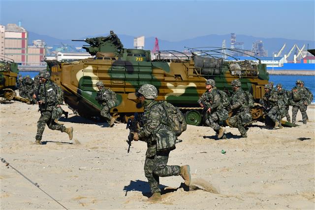 21일 경북 포항시 남구 도구해안에서 실시된 2023호국합동상륙훈련에서 적 해안에 상륙한 해병대원들이 돌격하고 있다.2023.11.21 뉴스1