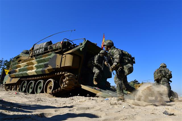 21일 경북 포항시 남구 도구해안에서 실시된 2023호국합동상륙훈련에서 적 해안에 상륙한 해병대원들이 돌격하고 있다.2023.11.21 뉴스1