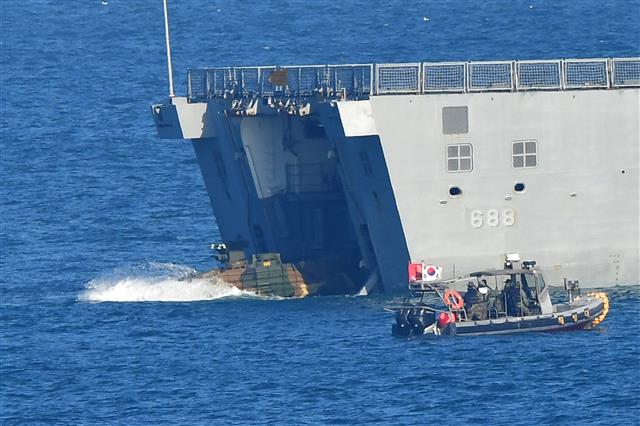 21일 경북 포항시 남구 도구해안에서 2023호국합동상륙훈련이 실시된 가운데 해군 일출봉함(LST-Ⅱ 688)에 탑재돼 있던 해병대 상륙돌격장갑차(KAAV)가 적 해안으로 돌격하고 있다.2023.11.21 뉴스1