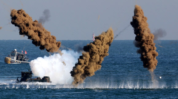 21일 경북 포항시 남구 도구해안에서 실시된 2023 호국 합동상륙훈련에서 해병대 상륙돌격장갑차(KAAV)가 연막탄을 터트리며 해안으로 돌격하고 있다. 2023.11.21. 뉴시스