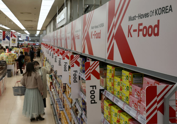 21일 오후 서울 중구 한 대형마트에서 외국인 관광객들이 한국 식품 코너를 살펴보고 있다. 김치 인기가 높아지면서 한국 김치를 수입하는 국가가 사상 처음으로 90개국을 넘어섰다. 21일 관세청 통계에 따르면 올해 1~10월 한국에서 김치를 수출한 국가는 일본과 미국 등 93국으로, 지난해 1년간 수출한 87개국을 넘어서 사상 최다를 기록했다. 2023.11.21. 뉴시스