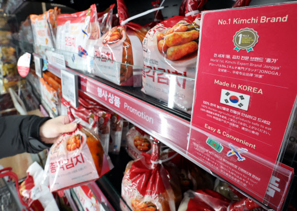 21일 오후 서울 중구 한 대형마트에서 외국인 관광객들이 김치 상품을 살펴보고 있다. 김치 인기가 높아지면서 한국 김치를 수입하는 국가가 사상 처음으로 90개국을 넘어섰다. 21일 관세청 통계에 따르면 올해 1~10월 한국에서 김치를 수출한 국가는 일본과 미국 등 93국으로, 지난해 1년간 수출한 87개국을 넘어서 사상 최다를 기록했다. 2023.11.21. 뉴시스