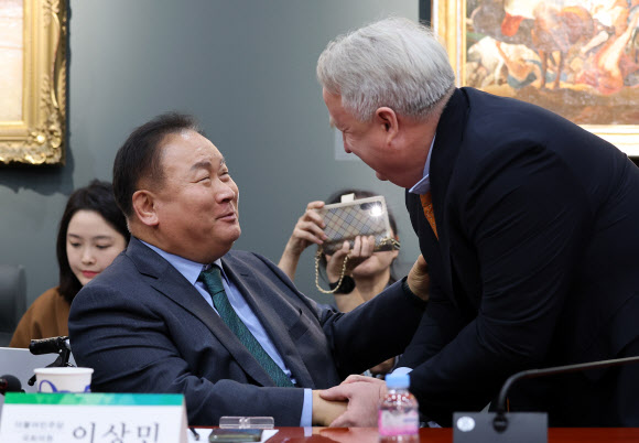 국민의힘 인요한 혁신위원장과 더불어민주당 이상민 의원이 21일 오후 대전 한국과학기술원(KAIST)에서 만나 인사하고 있다. 이 의원은 이날 국민의힘 혁신위 강연자로 나섰다. 2023.11.21  연합뉴스