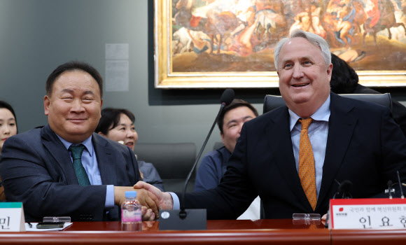 국민의힘 인요한 혁신위원장과 더불어민주당 이상민 의원이 21일 오후 대전 한국과학기술원(KAIST)에서 만나 인사하고 있다. 이 의원은 이날 국민의힘 혁신위 강연자로 나섰다. 2023.11.21  연합뉴스