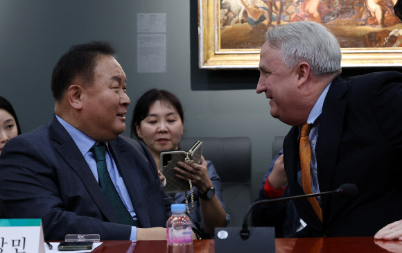 국민의힘 인요한 혁신위원장과 더불어민주당 이상민 의원이 21일 오후 대전 한국과학기술원(KAIST)에서 만나 인사하고 있다. 이 의원은 이날 국민의힘 혁신위 강연자로 나섰다. 2023.11.21  연합뉴스