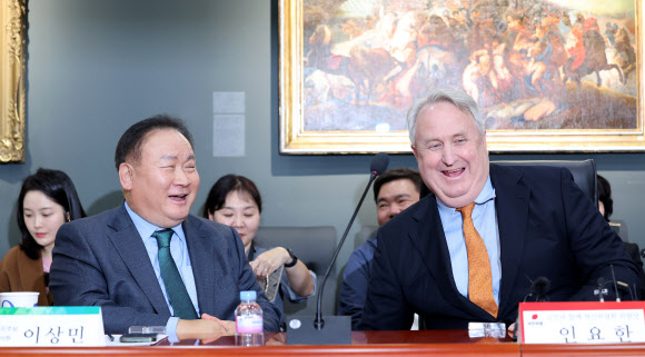 국민의힘 인요한 혁신위원장과 더불어민주당 이상민 의원이 21일 오후 대전 한국과학기술원(KAIST)에서 만나 인사하고 있다. 이 의원은 이날 국민의힘 혁신위 강연자로 나섰다. 2023.11.21  연합뉴스