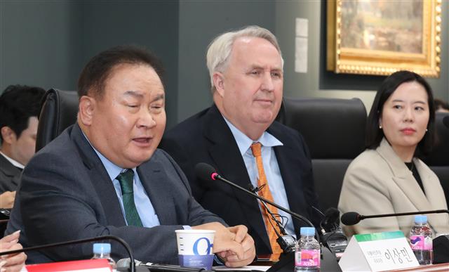 이상민 더불어민주당 의원이 21일 대전 유성구 한국과학기술연구원(KAIST)에서 열린 한국 정치의 문제점과 개혁방안 강연 및 토론회에서 발언하고 있다. 왼쪽 두 번째는 인요한 국민의힘 혁신위원장 2023.11.21 뉴스1