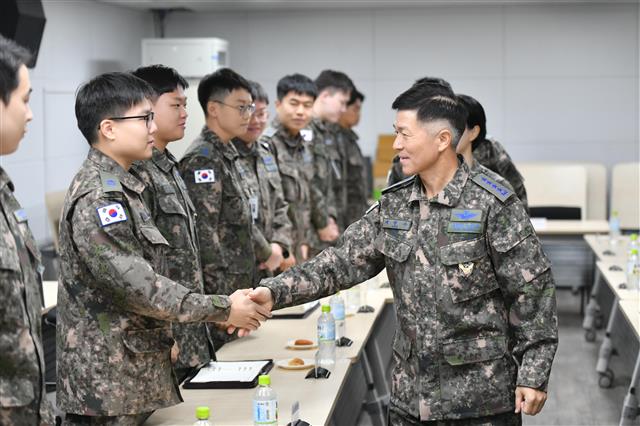 초급간부들과 간담회 마친 공군참모총장