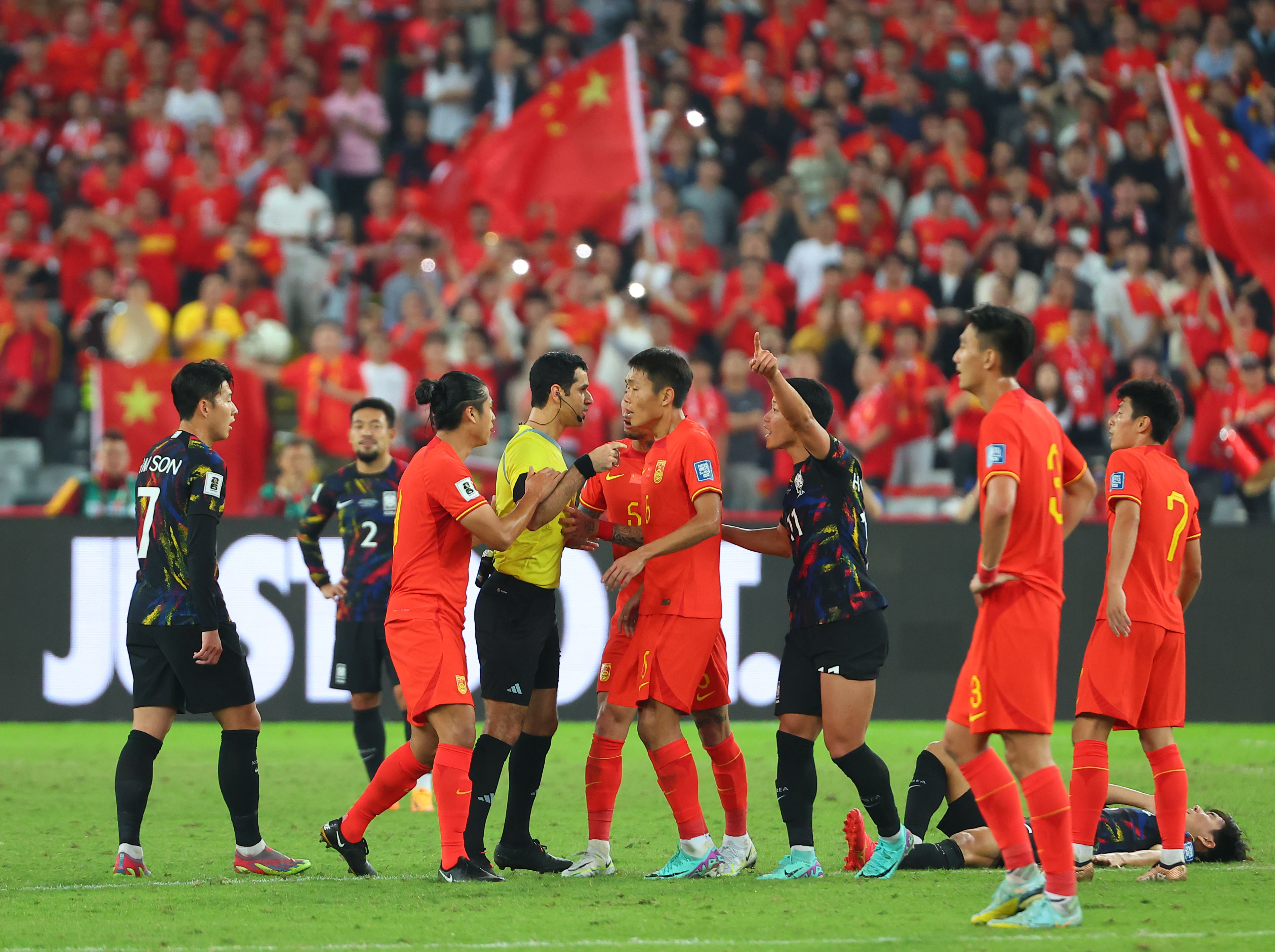 심판이 황인범의 플레이에 대한 중국의 파울을 선언하자 중국 선수들이 단체로 항의하고 있다. 선전 연합뉴스