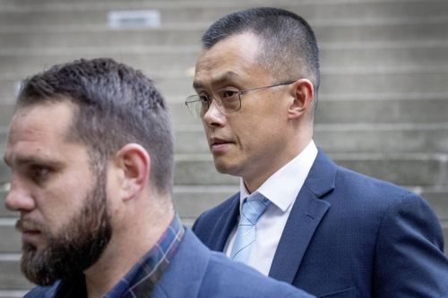암호화폐 거래소 바이낸스 창업자 자오창펑(오른쪽)이 21일 돈세탁 혐의 등에 대해 유죄를 인정한 뒤 미국 시애틀 연방법원을 떠나고 있다.  시애틀 AP 연합뉴스
