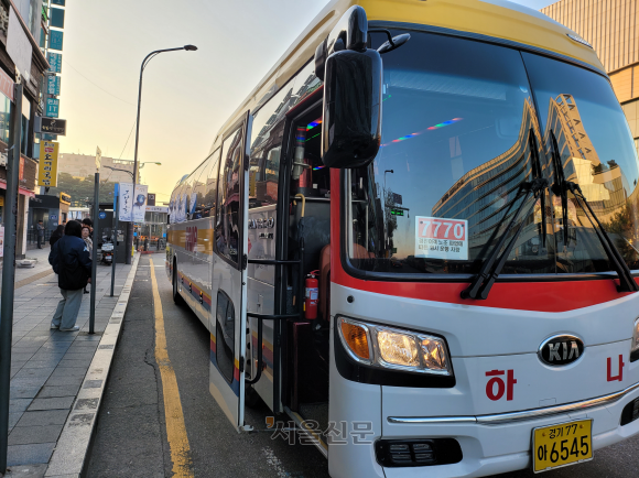 22일 수원, 화성에서 서울로 오가는 경진여객 광역버스가 총파업으로 전면 운행중단된 가운데 이날 오전 7시 30분 수원역 정류장에 대체 투입된 전세버스가 정차하고 있다. 명종원기자