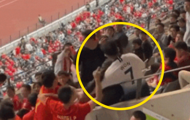 중국 축구 팬들 사이에서 손흥민을 응원한 중국인이 집단 폭행을 당하는 장면이 포착됐다.  SNS 캡처