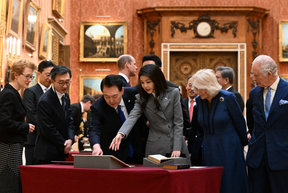 버킹엄궁에서 소장품 관람하는 윤석열 대통령 내외