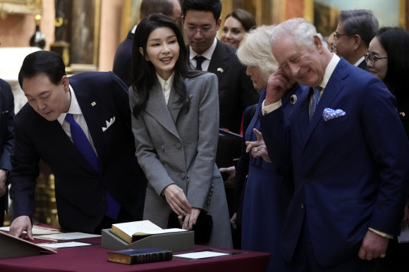Britain‘s King Charles, right, with Queen Camilla, shows The President of Korea Yoon Suk Yeol, left and First Lady, Kim Keon Hee, second left, a display of Korean items from the Royal Collection, inside Buckingham Palace in London, Tuesday, Nov. 21, 2023. The President of Korea Yoon Suk Yeol is on a four-day State visit to Britain.AP 연합뉴스