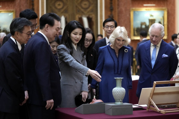 Britain‘s King Charles, right, with Queen Camilla, shows The President of Korea Yoon Suk Yeol, left and First Lady, Kim Keon Hee, second left, who gestures at a display of Korean items from the Royal Collection, inside Buckingham Palace in London, Tuesday, Nov. 21, 2023. The President of Korea Yoon Suk Yeol is on a four-day State visit to Britain. AP