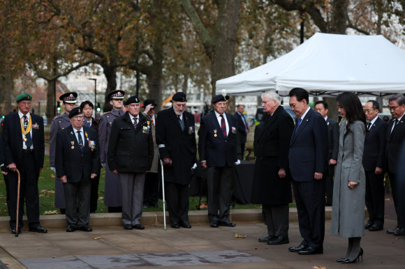 한국전 참전 기념비 참배하는 윤석열 대통령 내외