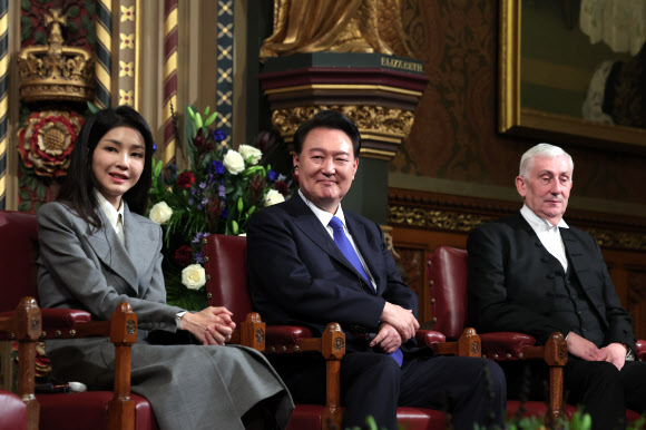 영국을 국빈 방문 중인 윤석열 대통령이 21일(현지시간) 런던 영국 의회에서 연설을 마친 뒤 존 프란시스 맥폴 상원의장의 감사 인사를 경청하고 있다. 왼쪽부터 윤 대통령 부인 김건희 여사, 윤 대통령, 린지 호일 하원의장. 2023.11.22. 공동취재