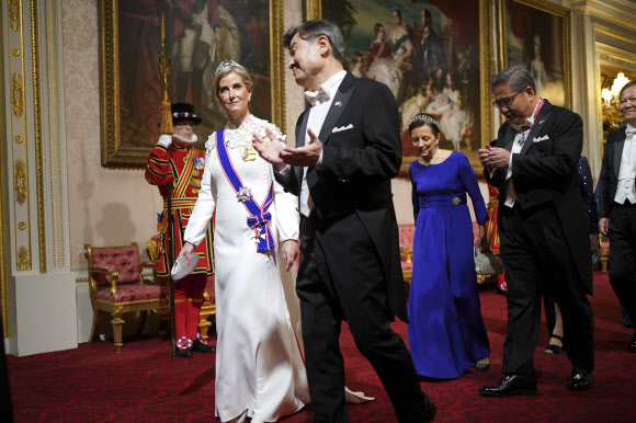 Britain‘s Sophie,  Duchess of Edinburgh arriving with Cho Taeyong for the State Banquet at Buckingham Palace, London, Tuesday, Nov. 21, 2023, for the state visit to the UK by President of South Korea Yoon Suk Yeol and his wife Kim Keon Hee.  AP 연합뉴스