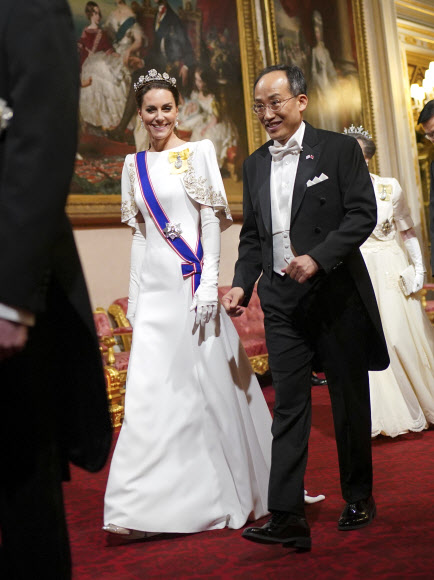 21일(현지시간) 영국 버킹엄궁에서 열린 윤석열 대통령 국빈 방문 기념 만찬 행사에 윌리엄 왕세자의 부인 케이트 미들턴 왕세자빈과 추경호 경제부총리 겸 기획재정부 장관이 입장하고 있다. AP