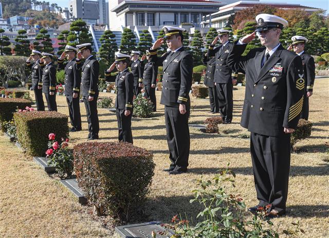 미 핵항모 칼빈슨함 승조원들, 한국 해군과 유엔기념공원 참배
