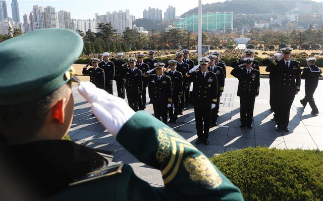 칼빈슨함 승조원들, 한국 해군과 유엔기념공원 참배