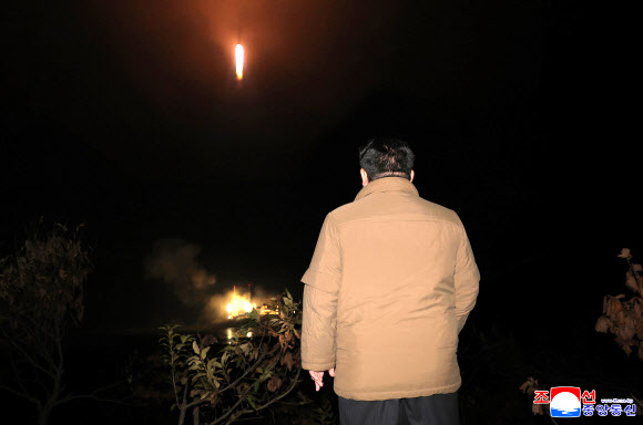 북한은 22일 전날 밤 발사한 군사정찰위성 1호기 ‘만리경-1호’의 발사가 성공적으로 이뤄졌다고 밝혔다.  조선중앙통신은 이날 “국가항공우주기술총국은 2023년 11월 21일 22시 42분 28초에 평안북도 철산군 서해위성발사장에서 정찰위성 ‘만리경-1호’를 신형위성운반로켓 ‘천리마-1형’에 탑재해 성공적으로 발사했다”고 보도했다.발사장면 지켜보는 김정은.2023.11.22. 평양 조선중앙통신 연합뉴스