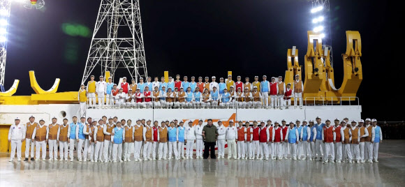 북한은 21일 오후 10시 42분 28분께 평안북도 철산군 서해위성발사장에서 신형위성운반로케트 ‘천리마-1’형에 정찰위성 ‘만리경-1’호를 탑재해 성공적으로 발사했다고 조선중앙TV가 22일 보도했다. 김정은 국무위원장이 현지에서 발사 상황을 참관하고 “국가항공우주기술총국과 연관기관의 간부들과 과학자, 기술자들을 열렬히 축하”해주었다고 전했다. 2023.11.22. 조선중앙TV 화면·연합뉴스