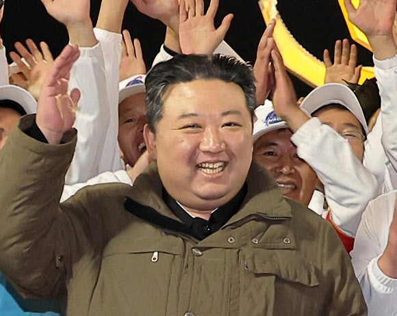 북한은 22일 전날 밤 발사한 군사정찰위성 1호기 ‘만리경-1호’의 발사가 성공적으로 이뤄졌다고 밝혔다. 조선중앙통신은 이날 “국가항공우주기술총국은 2023년 11월 21일 22시 42분 28초에 평안북도 철산군 서해위성발사장에서 정찰위성 ‘만리경-1호’를 신형위성운반로켓 ‘천리마-1형’에 탑재해 성공적으로 발사했다”고 보도했다.관계자들과 함께 손을 흔드는 김정은의 흰 머리가 눈에 띈다.2023.11.22. 평양 조선중앙통신 연합뉴스