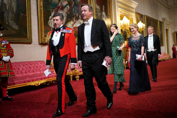 Britain‘s Foreign Secretary David Cameron arrives for a State Banquet at Buckingham Palace in central London on November 21, 2023, for South Korea’s President Yoon Suk Yeol and his wife Kim Keon Hee on their first day of a three-day state visit to the UK. South Korean President Yoon Suk Yeol and First Lady Kim Keon Hee began a three-day trip to the UK on Tuesday, with King Charles III‘s hosting his first state visitors since his coronation. AFP 연합뉴스