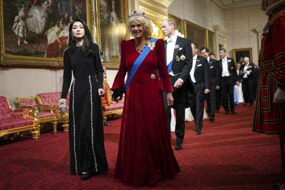 Britain‘s Queen Camilla and the wife of President of South Korea Yoon Suk Yeol, Kim Keon Hee, ahead of the State Banquet for the state visit to the UK by President of South Korea Yoon Suk Yeol and his wife Kim Keon Hee at Buckingham Palace, London, Tuesday, Nov. 21, 2023. AP 뉴시스