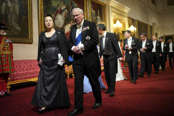 The Duke of Gloucester arriving with Kim Eunhye for the State Banquet at Buckingham Palace, London, Tuesday, Nov. 21, 2023, for the state visit to the UK by President of South Korea Yoon Suk Yeol and his wife Kim Keon Hee. AP 연합뉴스