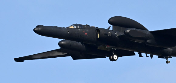 22일 경기도 평택시 주한미공군 오산기지에서 임무를 마친 고공정찰기 U-2S가 착륙하고 있다. 북한이 지난 21일 군사정찰위성을 발사하자 정부는 9.19 남북군사합의 일부 조항을 효력 정지했다. 군당국은 군사분계선 일대에서 북한의 도발 징후에 대한 공중 감시?정찰활동을 강화하기로 했다. 2023.11.22. 뉴시스