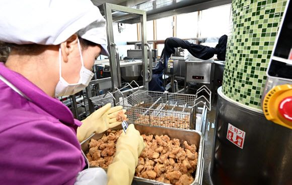 22일 오전 서울 성북구 숭곡중학교 급식실에서 급식 로봇이 조리를 하고 있다. 급식실 노동자가 발암물질로 인해 폐 건강이 악화한다는 지적에 도입된 급식 로봇은 국과 탕, 볶음, 유탕 등 온도가 높고 위험했던 조리 업무를 사람을 대신해서 한다. 2023.11.22. 공동취재·연합뉴스