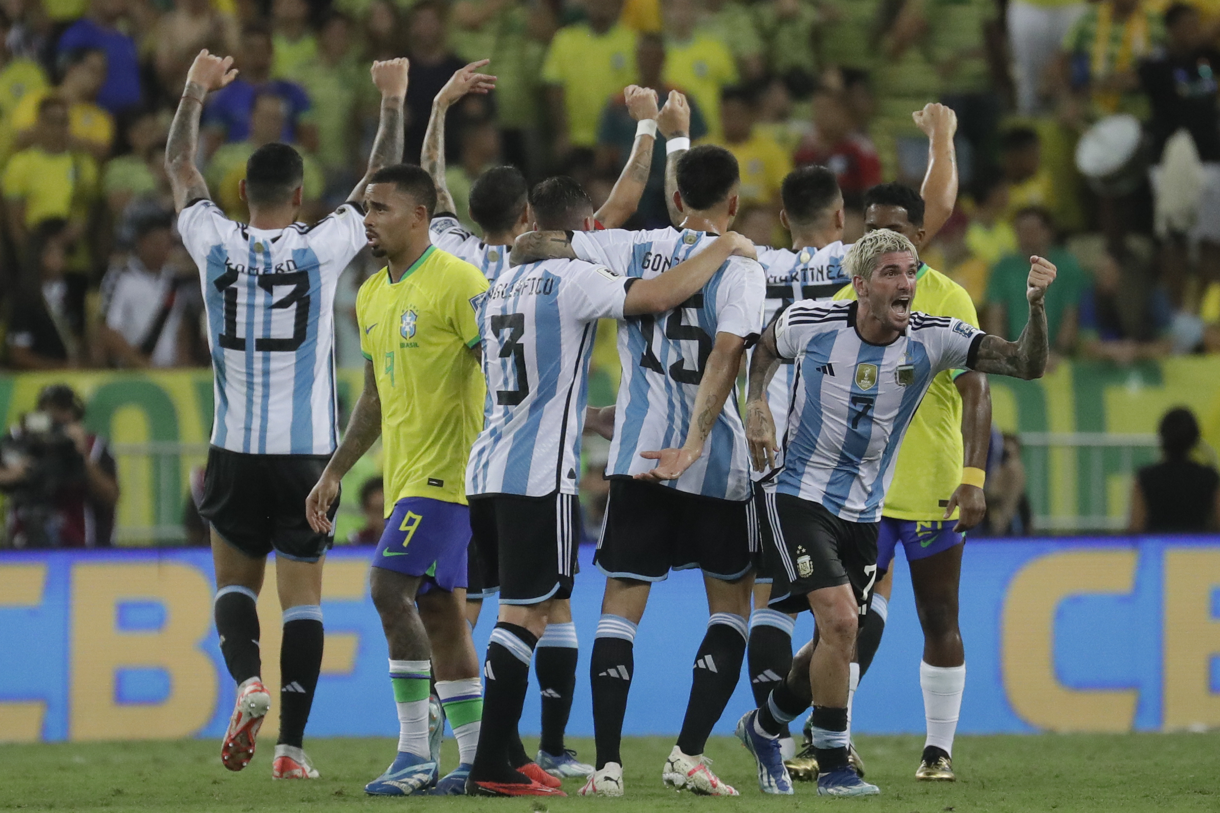 아르헨티나 선수들이 22일(한국시간) 브라질 리우데자네이루 마라카낭 경기장에서 열린 2026 북중미월드컵 남미 예선 6차전 원정경기에서 브라질을 1-0으로 꺾은 뒤 기뻐하고 있다. 리우데자네이루 AP 연합뉴스