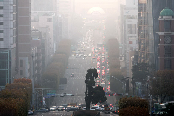 미세먼지가 짙게 낀 23일 오전 서울 서초구 반포대로가 뿌옇게 보인다.오전 8시쯤 서울 대부분 지역의 미세먼지는 ‘나쁨’ 수준이다. 연합뉴스