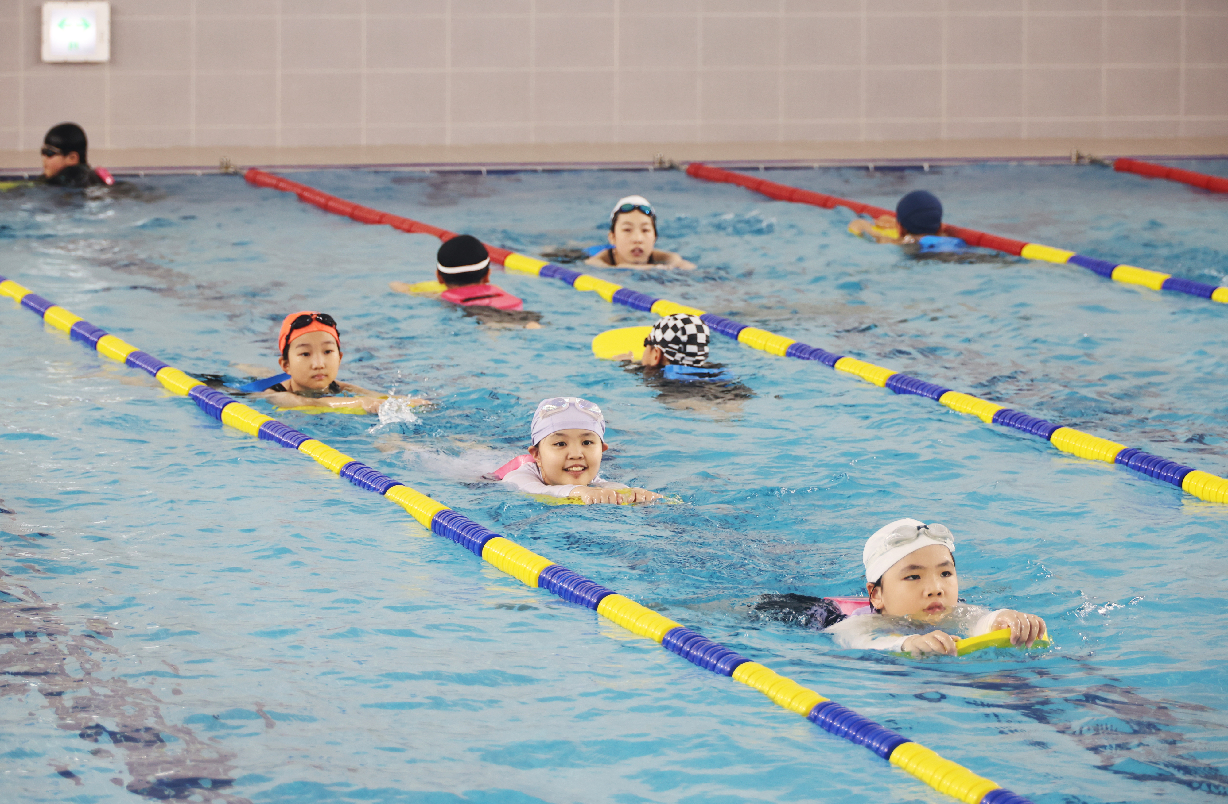 부산 금곡청소년수련관에서 학생들이 방과 후 수영 수업을 받고 있다. 교육부 제공